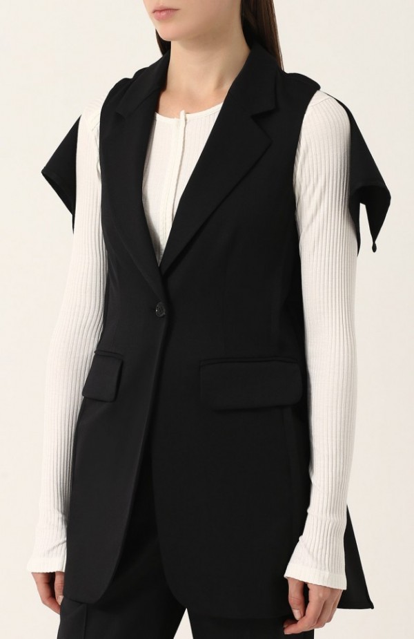 Приталенный однотонный жилет с оборками