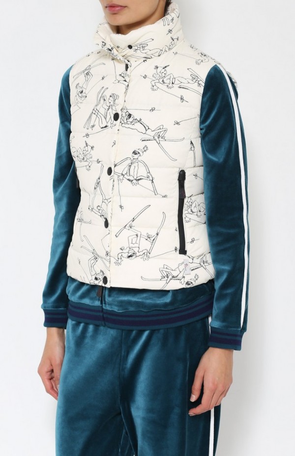 Стеганый жилет с высоким воротником и принтом