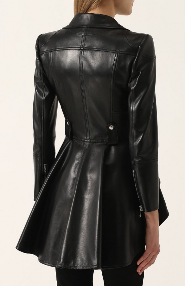 Приталенная кожаная куртка с удлиненной спинкой